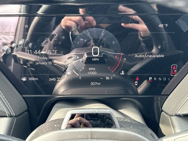 GMC Yukon Vehicle Full-screen Gallery Image 15