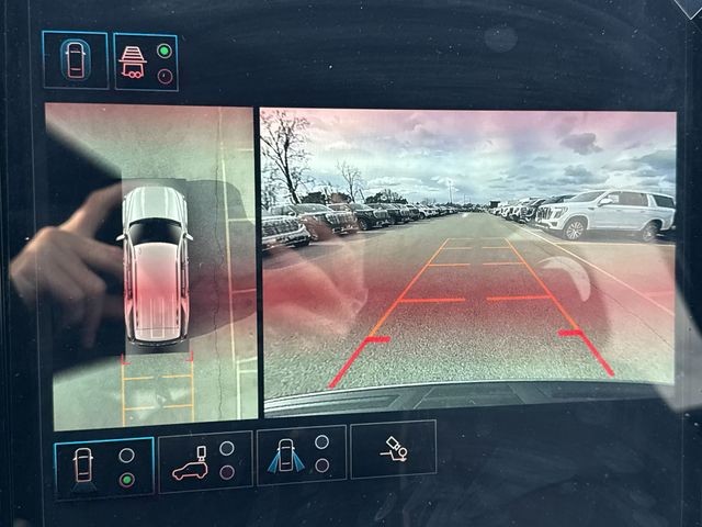 GMC Yukon Vehicle Full-screen Gallery Image 17