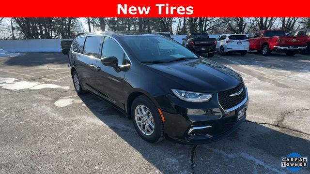 Chrysler Pacifica Vehicle Full-screen Gallery Image 02