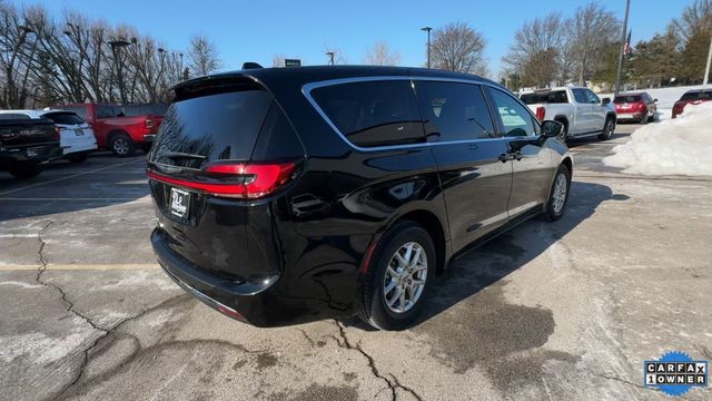 Chrysler Pacifica Vehicle Full-screen Gallery Image 10