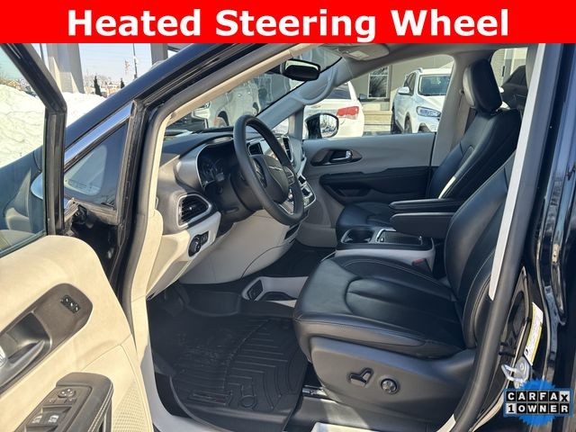 Chrysler Pacifica Vehicle Full-screen Gallery Image 13