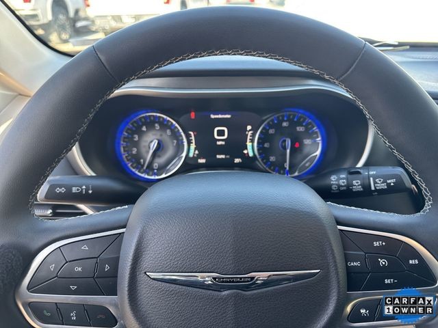 Chrysler Pacifica Vehicle Full-screen Gallery Image 14