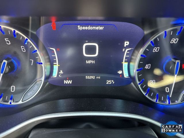 Chrysler Pacifica Vehicle Full-screen Gallery Image 15