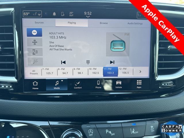 Chrysler Pacifica Vehicle Full-screen Gallery Image 17