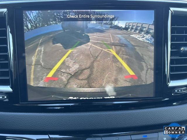 Chrysler Pacifica Vehicle Full-screen Gallery Image 18