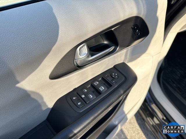 Chrysler Pacifica Vehicle Full-screen Gallery Image 26