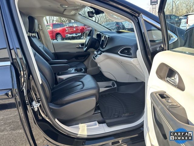 Chrysler Pacifica Vehicle Full-screen Gallery Image 31