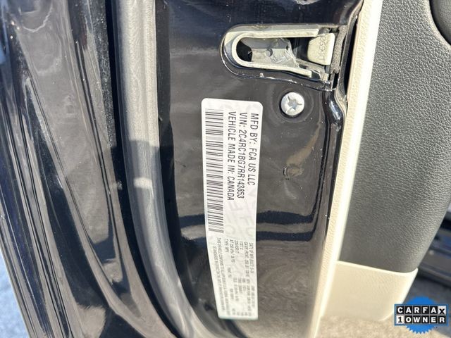 Chrysler Pacifica Vehicle Full-screen Gallery Image 36