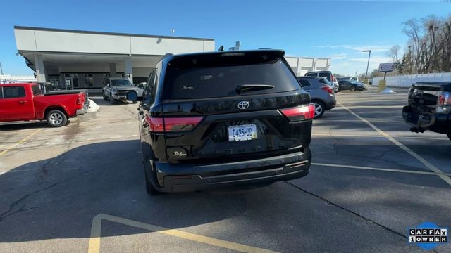 Toyota Sequoia Vehicle Full-screen Gallery Image 09