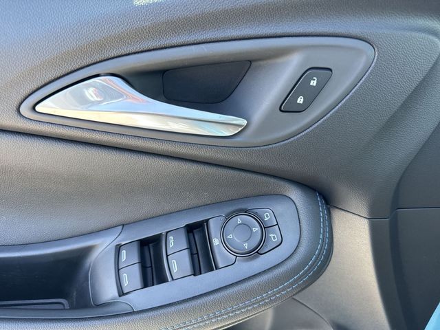 Buick Encore GX Vehicle Full-screen Gallery Image 13