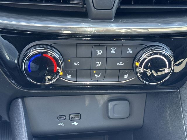 Buick Encore GX Vehicle Full-screen Gallery Image 18