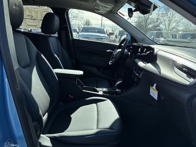 Buick Encore GX Vehicle Full-screen Gallery Image 24