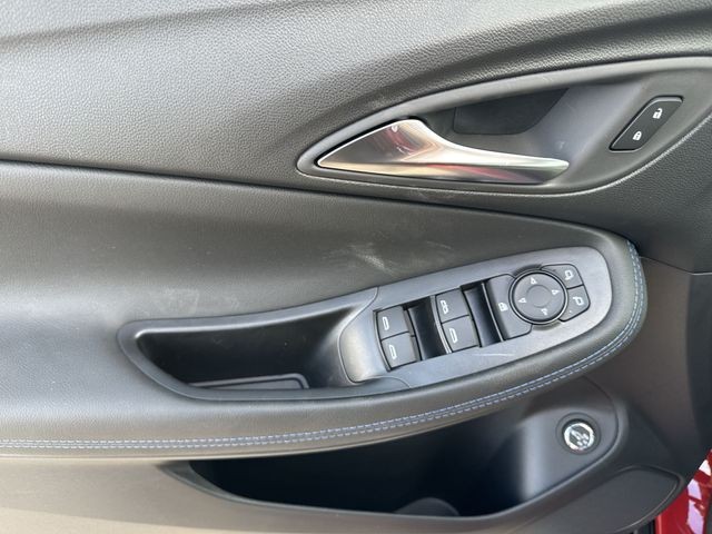 Buick Encore GX Vehicle Full-screen Gallery Image 13