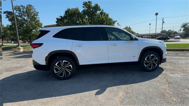 Buick Enclave Vehicle Full-screen Gallery Image 09