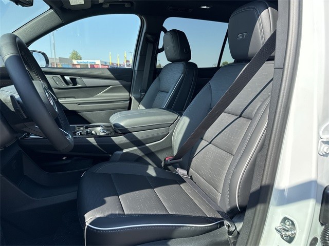 Buick Enclave Vehicle Full-screen Gallery Image 11