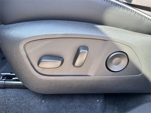 Buick Enclave Vehicle Full-screen Gallery Image 12