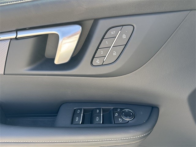 Buick Enclave Vehicle Full-screen Gallery Image 13