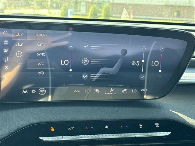 Buick Enclave Vehicle Full-screen Gallery Image 19