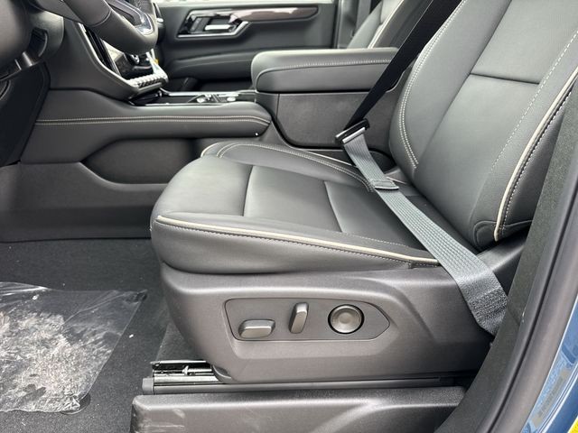 GMC Yukon XL Vehicle Full-screen Gallery Image 12