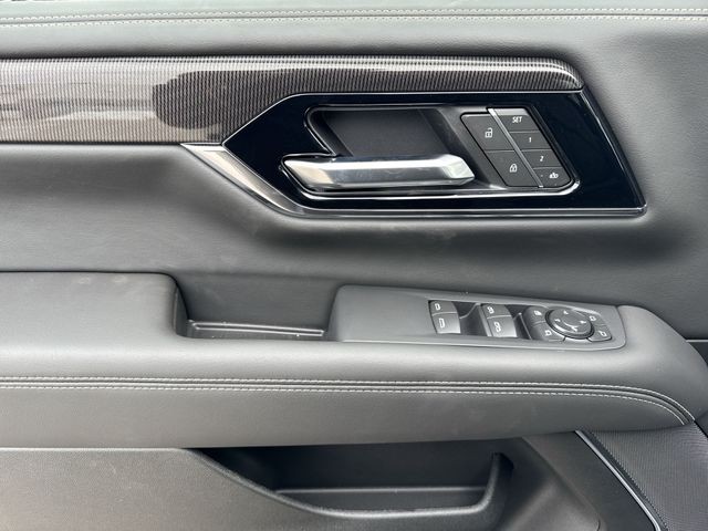 GMC Yukon XL Vehicle Full-screen Gallery Image 13