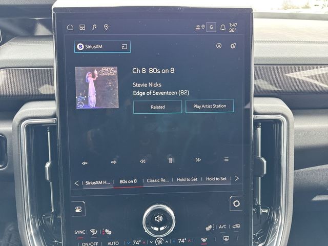 GMC Yukon XL Vehicle Full-screen Gallery Image 16