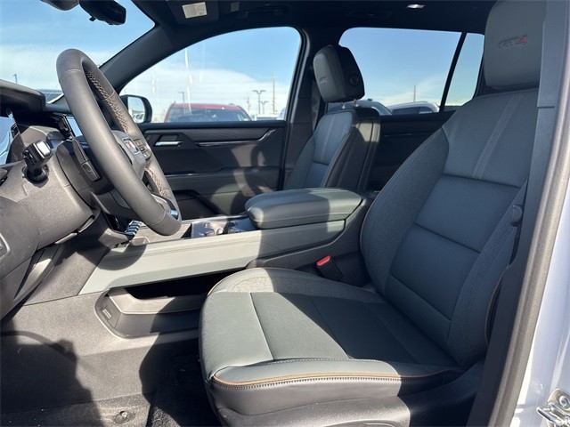 GMC Acadia Vehicle Full-screen Gallery Image 11