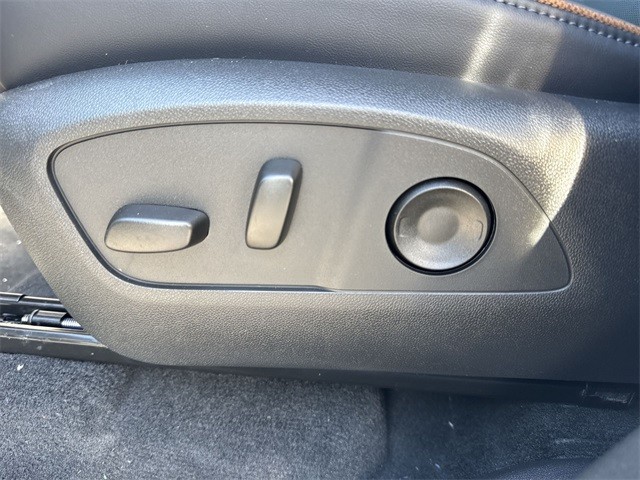 GMC Acadia Vehicle Full-screen Gallery Image 12