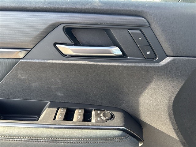 GMC Acadia Vehicle Full-screen Gallery Image 13