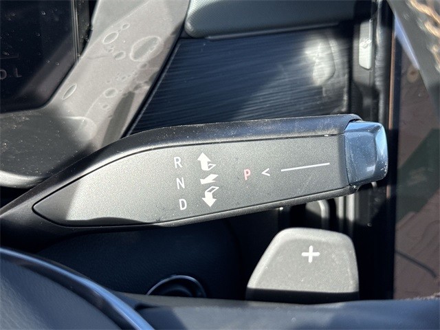 GMC Acadia Vehicle Full-screen Gallery Image 20