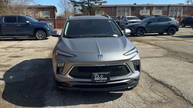 Buick Encore GX Vehicle Full-screen Gallery Image 03