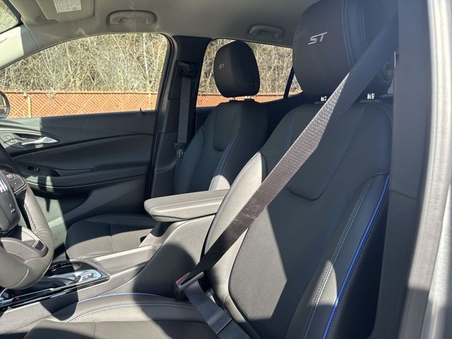 Buick Encore GX Vehicle Full-screen Gallery Image 11