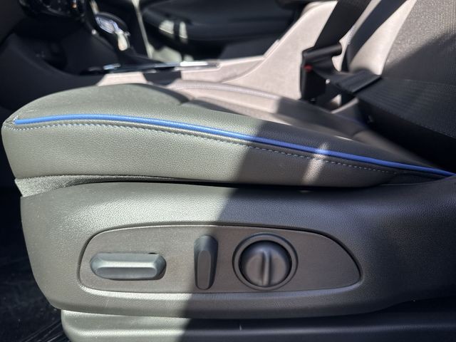 Buick Encore GX Vehicle Full-screen Gallery Image 12