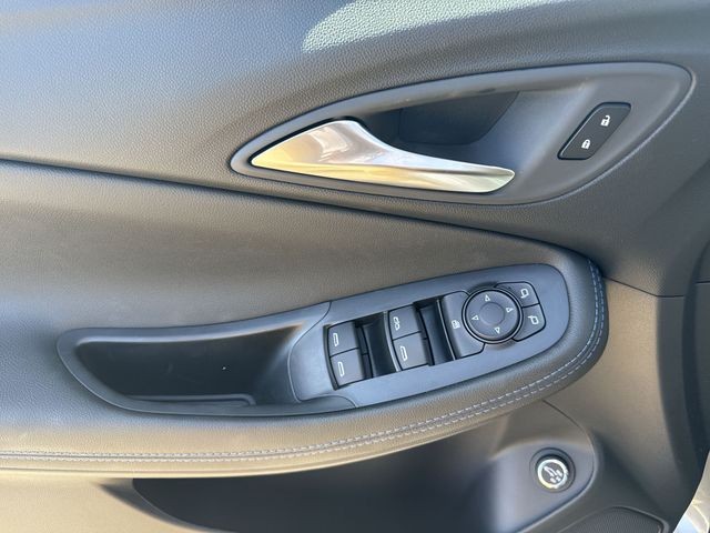 Buick Encore GX Vehicle Full-screen Gallery Image 13