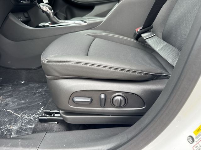 Buick Encore GX Vehicle Full-screen Gallery Image 12