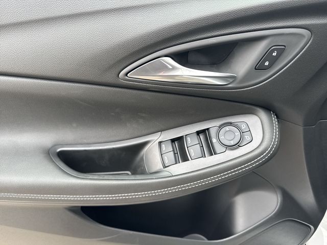 Buick Encore GX Vehicle Full-screen Gallery Image 13