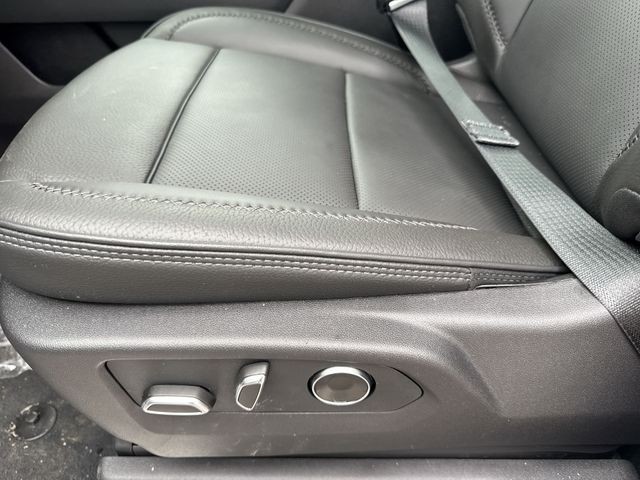 GMC Sierra 3500HD Vehicle Full-screen Gallery Image 12