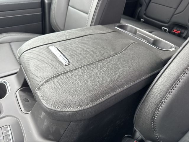 GMC Sierra 3500HD Vehicle Full-screen Gallery Image 21