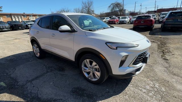 Buick Encore GX Vehicle Full-screen Gallery Image 02