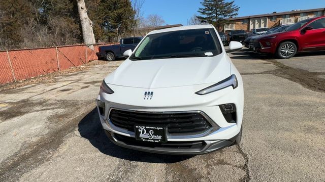 Buick Encore GX Vehicle Full-screen Gallery Image 03