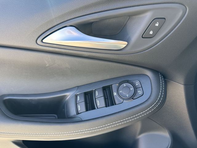 Buick Encore GX Vehicle Full-screen Gallery Image 13