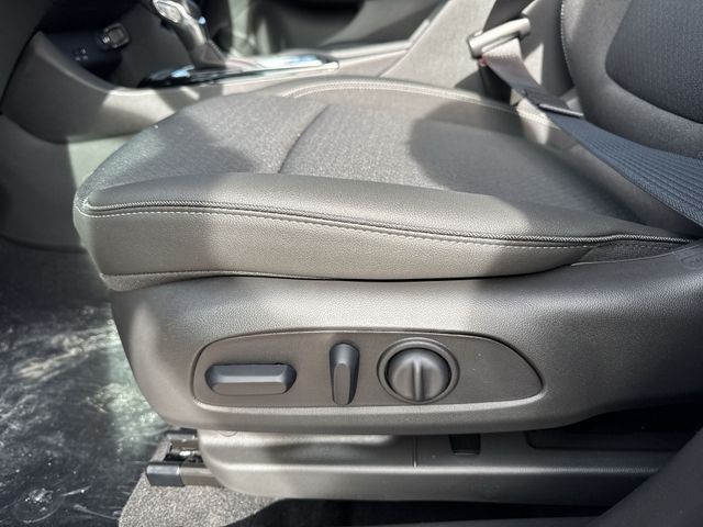 Buick Encore GX Vehicle Full-screen Gallery Image 12