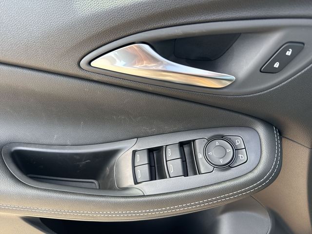 Buick Encore GX Vehicle Full-screen Gallery Image 13