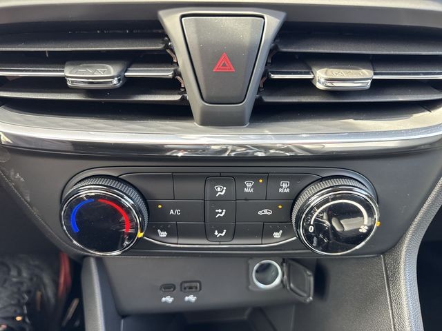 Buick Encore GX Vehicle Full-screen Gallery Image 18