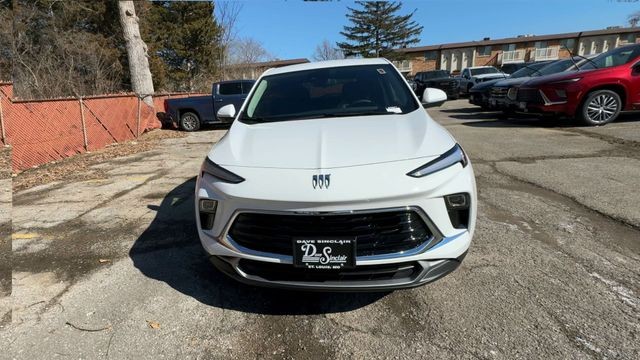 Buick Encore GX Vehicle Full-screen Gallery Image 03