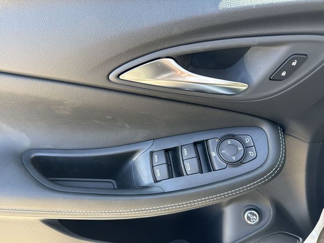 Buick Encore GX Vehicle Full-screen Gallery Image 13