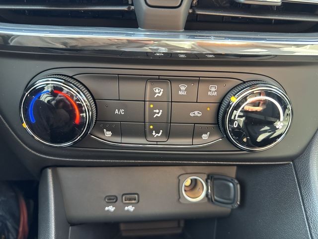 Buick Encore GX Vehicle Full-screen Gallery Image 18