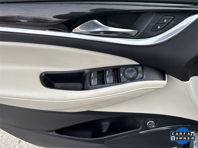 Buick Enclave Vehicle Full-screen Gallery Image 23