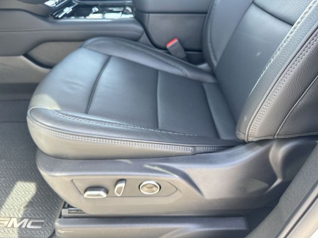 GMC Yukon Vehicle Full-screen Gallery Image 12