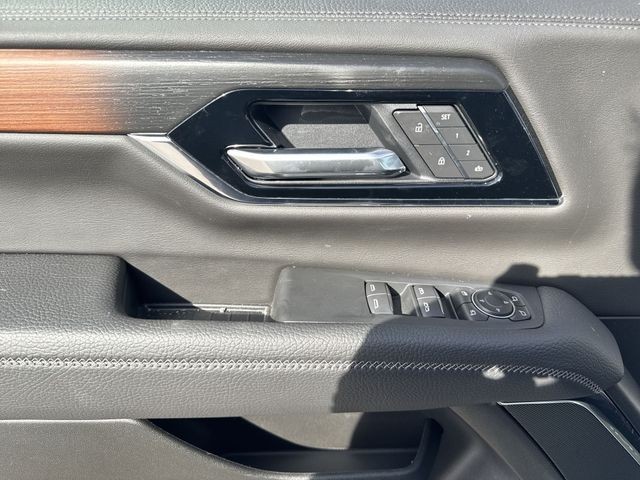 GMC Yukon Vehicle Full-screen Gallery Image 13