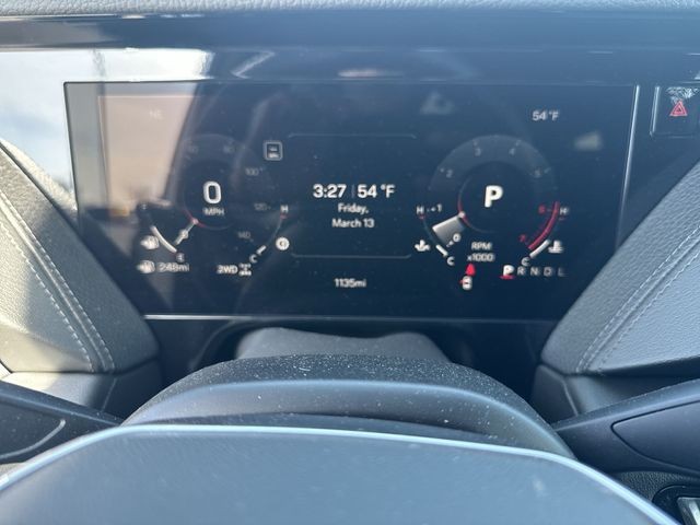 GMC Yukon Vehicle Full-screen Gallery Image 15